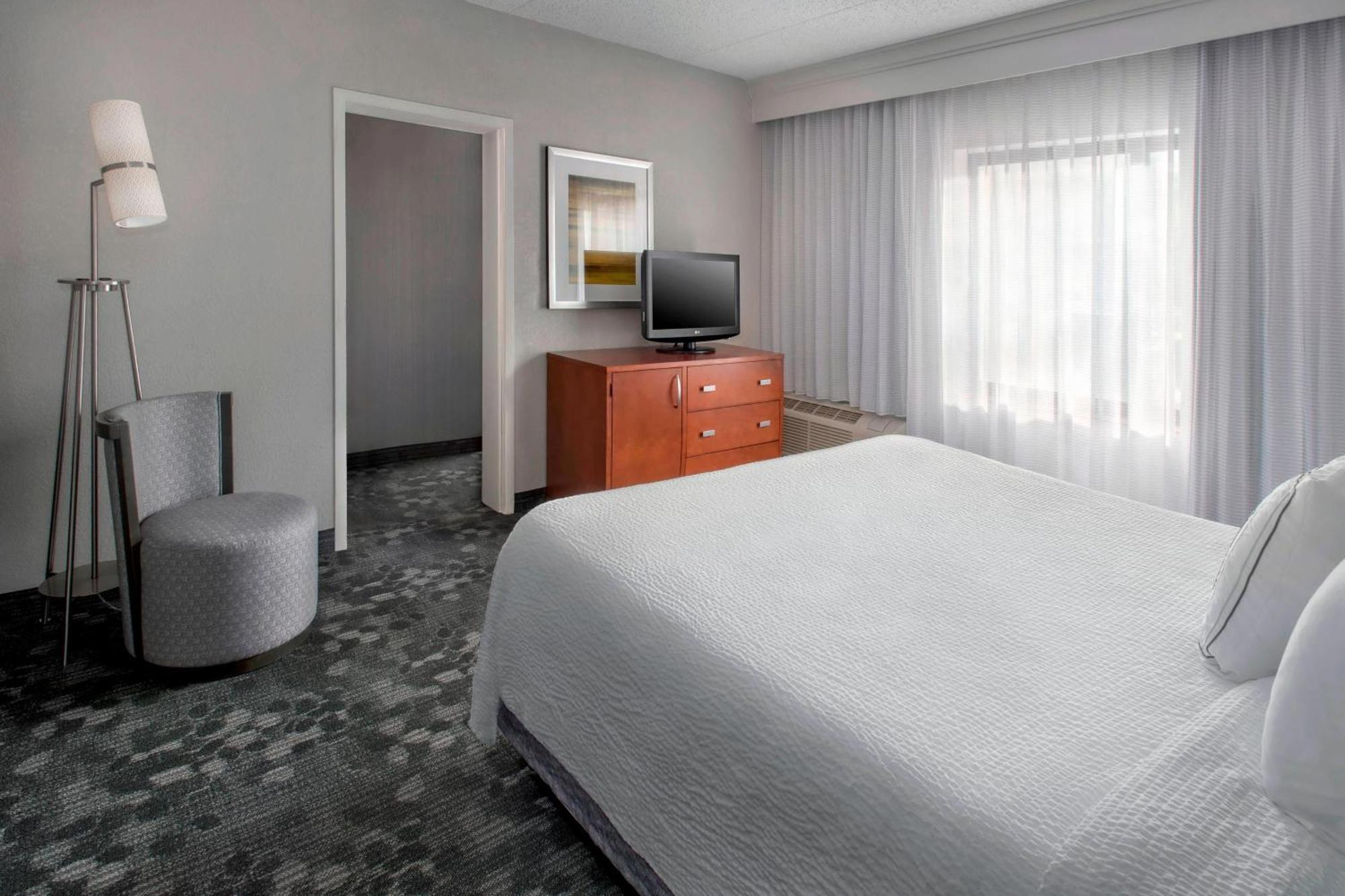 Courtyard Newark Liberty International Airport Hotel Bagian luar foto