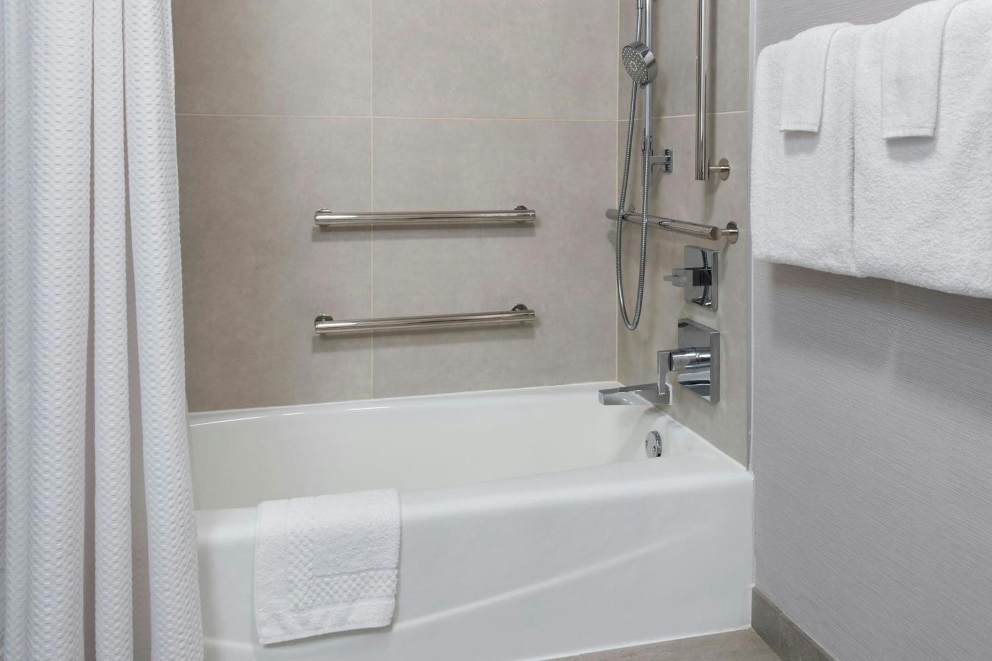 Courtyard Newark Liberty International Airport Hotel Bagian luar foto